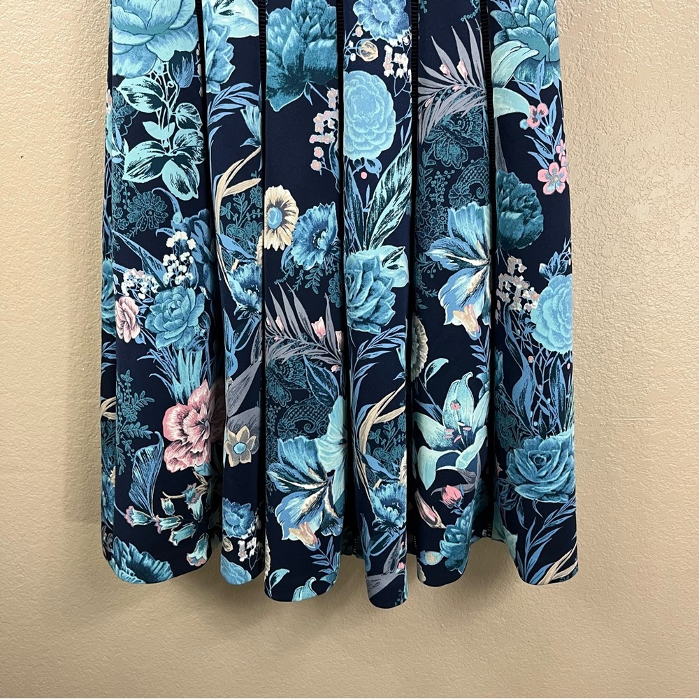WHBM sleeveless floral fit and flare mini dress. - Picture 5 of 9
